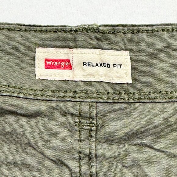 Wrangler Men's Relaxed Fit Low Stretch Green Cargo Shorts Size 48 Inseam 10" NWT - Picture 5 of 10